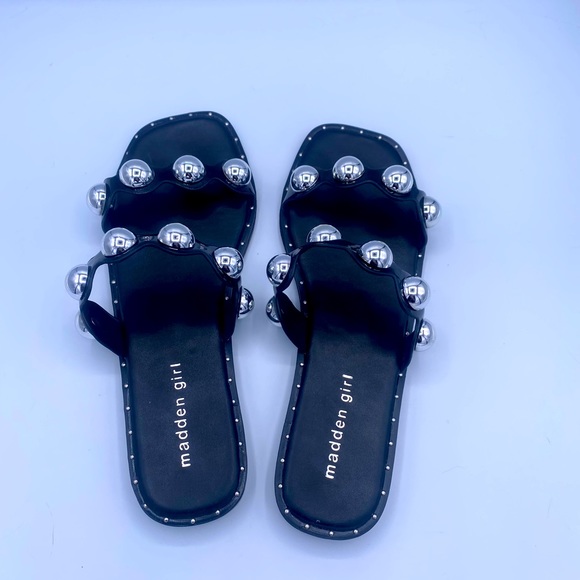 Madden Girl Black Slip On Woman’s Sandals With Giant Silver Studs NWOT Size 7.5 - Picture 5 of 13